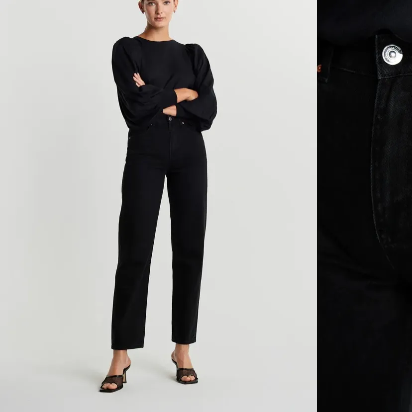 Svarta 90s high waist jeans från Gina tricot. Använda bara 2 ggr och aldrig tvättade, storlek 36. Nypris 599kr. Jeans & Byxor.