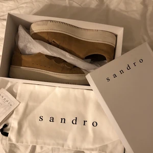 Sandro Paris sneakers  - Säljer dessa snygga Sandro skorna (äkta, kvitto finns) i mocka som jag köpte i slutet av sommaren 2018 på NK i Stockholm! Sparsamt använda men har lite defekter därav priset (kan skicka bilder privat)! Passar mig som brukar ha storlek 39-40