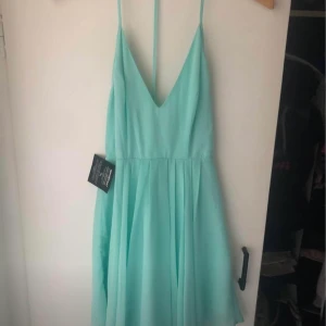 Klänning  - Klänning som är öppen i ryggen, har aldrig använt den så lappen sitter kvar! Storlek s 