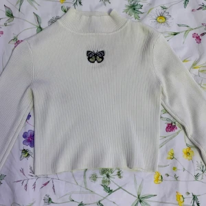 fjäriltopp - Vit ”polo” tröja med fjäril på.                                                              65kr + frakt💫