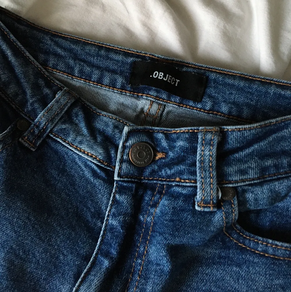 Blå ankellånga jeans (jag är 162 cm) som tyvärr inte kommer till användning hos mig längre. I väldigt gott skick. Storlek S  Köparen står för frakten, betalning via Swish💙. Jeans & Byxor.