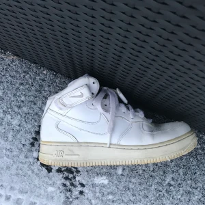 Nike air force - 🦋 Storlek 38 🦋                                                                           Har inte använt dom så mycket då jag inte passar i den höga modellen.. Men som ni ser har sulan blivit lite gul i tonen. Men använder man dom så tror jag inte att man tänler så himla mycket på de (att dom blir lite skitiga) eller om nån vill måla om dom. 🧚🏼‍♀️ 