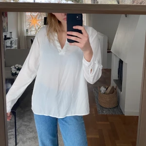 Vit skjorta storlek S/M från amisu - Snygg vit skjorta köpt på New yorker storlek S/M. Kommer aldrig till användning typ därför till salu, frakt tillkommer!