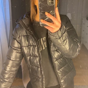 Svart dunjacka  - Jag säljer min svart glansiga dunjacka från wrangler. Jackan är köpt för ett år sen och är i bra skick 💕Den har en slitning längst ner på jackan (sista bilden) men det är inget man lägger märke till. Köpt för - 1300 kr Mitt pris - 400 kr 
