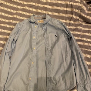 Ljusblå skjorta  - Ljusblå skjorta i barnstorlek i nyskick. Knappt använd. Storlek 8-9år, pris och frakt kan diskuteras 💗🦋