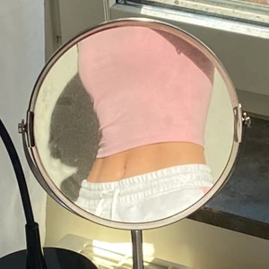 ✨💗 rosa hot 90’s crop top från nelly 💗✨ - knappt använd topp från nelly! super snygg och sitter som en smäck 😍💗 frakt tillkommmer eller möts upp gratis i gbg! kontakta vid frågor! 💌