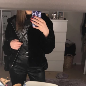 Pälsjacka från zara - En svart pälsjacka i storlek S, använd endast några gånger. Har även luva.
