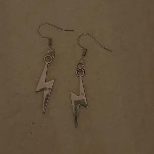 Blixt örhängen⚡ - Nya örhängen ute på min instagram @sweedenjewelry ❤⚡