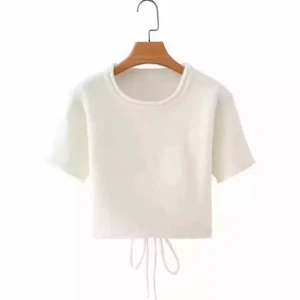 Open back knit  - Så snygg topp från by Anastasia. Aldrig använd pga för liten. Men annars så snygg och stilren. Snygg öppning på ryggen som är knytbar. Kontakta för mer bilder. Köpte nypris 380kr 