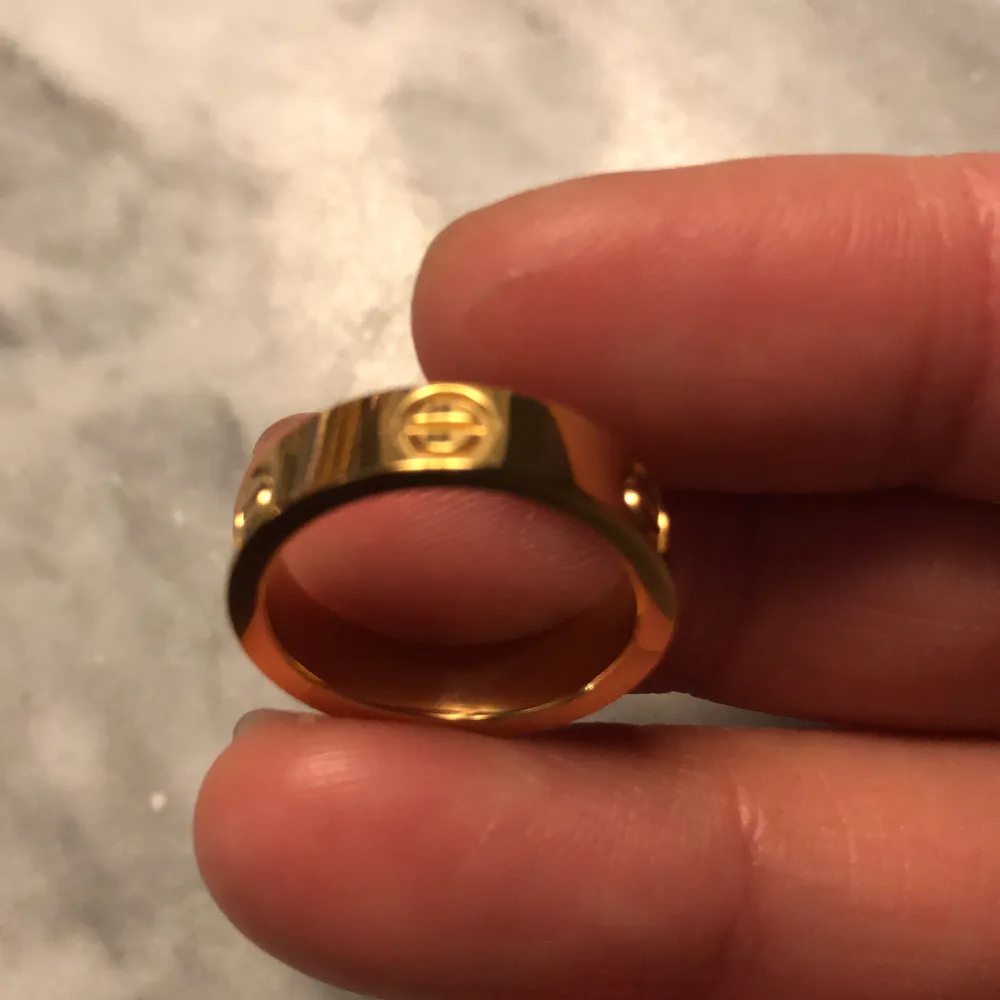 Säljer En hel ny  ring, guld färg hied. De är rostfia.. Accessoarer.
