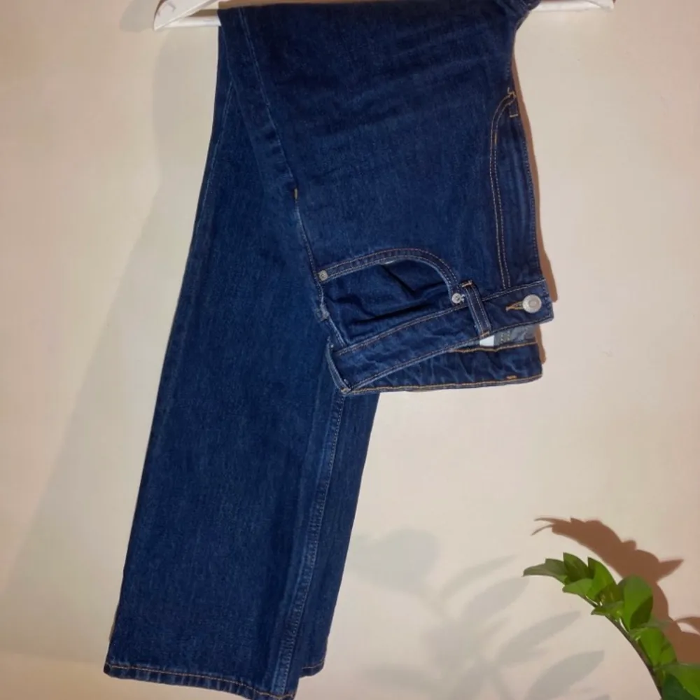 ett par raka jeans i modellen voyage från weekday :) färgen heter river blue. Jeans & Byxor.