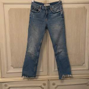 Ett par lite kortare jeans med slitningar längst ner och små på benen. Möts upp inne i Stockholm eller fraktar men då bekostar du den själv. 