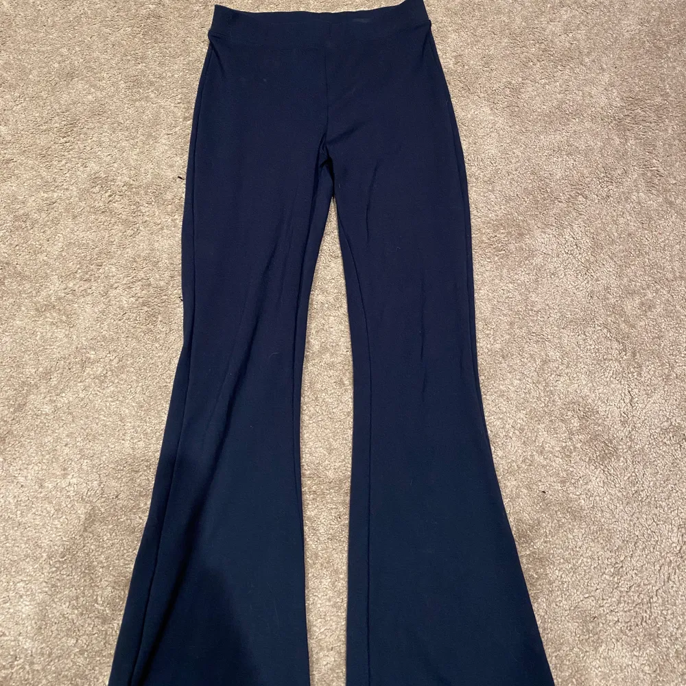 Bootcut byxor i färgen marinblå från Gina tricot💙. Jeans & Byxor.