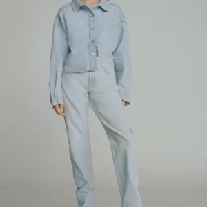 Ljusblåa slitsjeans  - Ljusblåa slitsjeans från Zara. Helt oanvända och lappar finns kvar💕