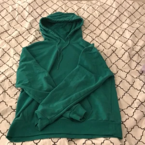 Grön hoodie - Hoodie köpt på carlings. Sälj då den inte kommer till användning. Passar xs-m beroende på hur oversized man vill ha den