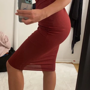 VINRÖD RIBBAD KLÄNNING - XS/S - Vinröd ribbad klänning. Finns även i svart. Lite genomskinlig, vilket jag försöker visa på bild 1. Passar både XS och S men om man vill att den ska sitta tajt passar S bäst. Går ner till knäna på mig och jag är 167cm.