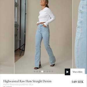 Säljer dessa suger snygga jeansen från Hanna Schönberg x nakd. Säljer dem då de är alldeles för stora och långa för mig som är 163 cm lång😍😍😍köparen står för frakten😝många intresserade