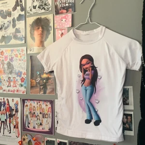 Bratz tröja  - Jättesöt y2k bratz t-shirt köpt för 500kr då den köptes från usa. Säljs då den tyvärr inte kommer till användning längre. I storlek xs. Frakt ingår