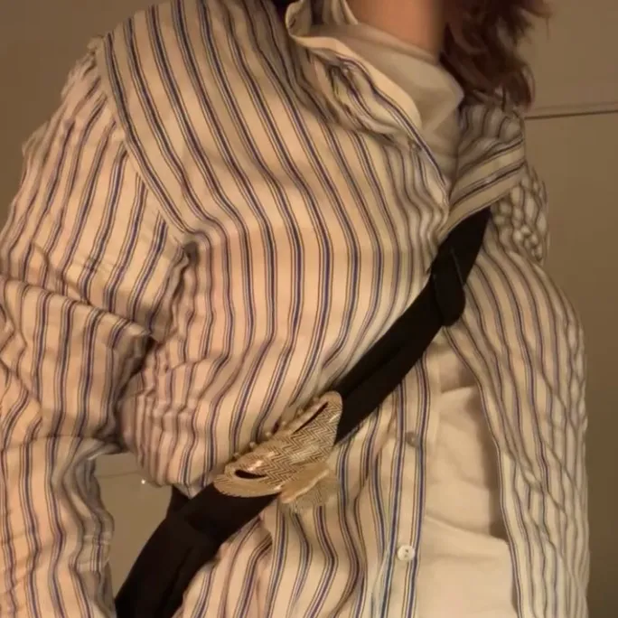 En superfin silke skjorta jag köpte i Paris för några år sen, från märket The Kooples därav nypris 2200kr. inga fel bara att den ej kommer till användning. Vet inte exakt storlek tror den ska vara en 1 men vet ej vad det är men skulle säga att den passar allt från xs-m beroende på hur man vill den ska sitta ! 🥰 Köparen står för frakt, skriv privat vid intresse :). Paidat.