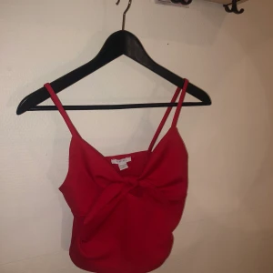 Sommartopp  - En Jätte fin croppad topp, köpt på new yorker för nått år sen! Använd ett fåtal gånger.
