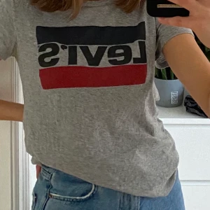 Levis - Grå t-shirt från Levis i storlek XS men passar som S. Tunt, mjukt material och sitter fint. Inte använd mycket alls. Kontakta mig vid intresse! 