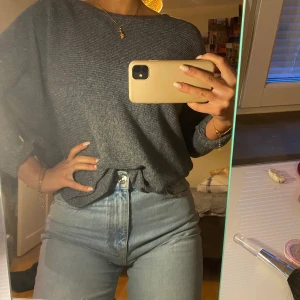 Mörkgrå tröja  - Mysig, mörkgrå tröja från Pull&Bear💖 Knappt använd så i bra skick! Säljer då den inte kommer till användning. 