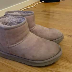 Ett par ljusrosa låga uggs i storlek 36. Självklart äkta, och kommer att rengöras vid intresse. Säljer för att de är för små för mig. Nypris 1900 ungefär och jag säljer för 300 eller högsta bud