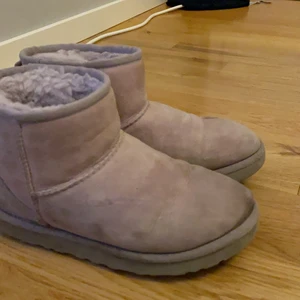 Uggs  - Ett par ljusrosa låga uggs i storlek 36. Självklart äkta, och kommer att rengöras vid intresse. Säljer för att de är för små för mig. Nypris 1900 ungefär och jag säljer för 300 eller högsta bud