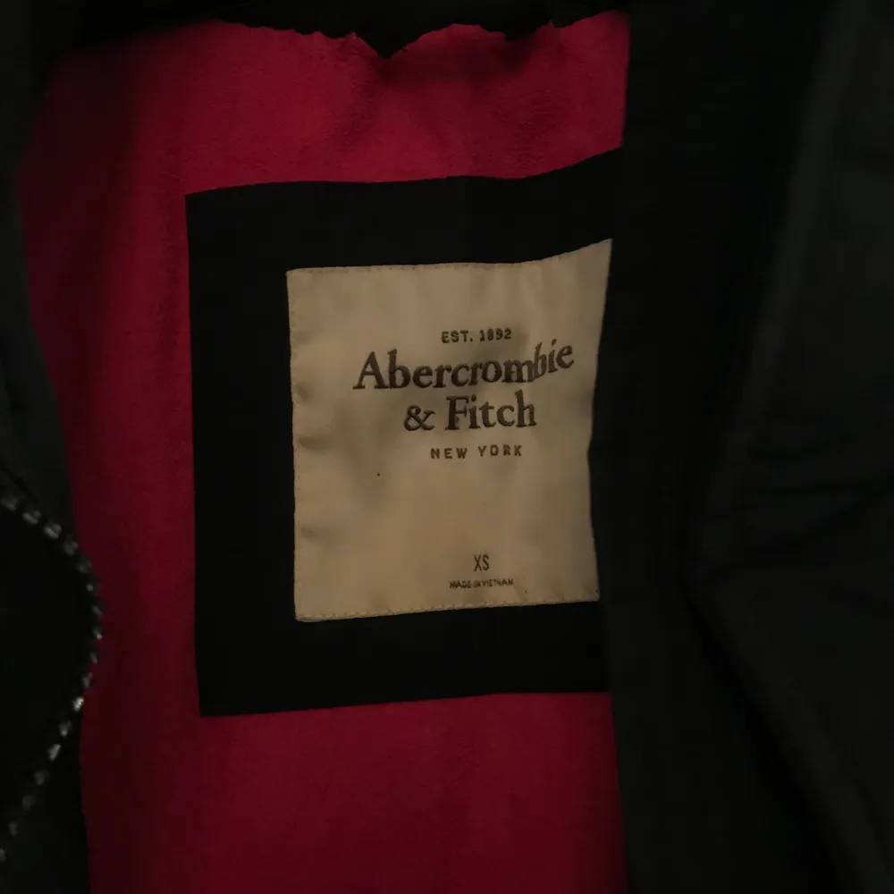 Säljer denna jacka från Abercrombie & fitch, inköpt i Köpenhamn. Den är perfekt som skidjacka men tyvärr har den blivit för liten för mig.💙💙💙. Jackor.
