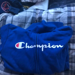 Champion zip Hood storlek M barn  - Söt blå hoodie med zip kedja, storlek M barn motsvarande 9/10 år