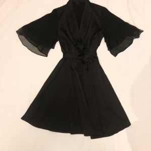 Superfin klänning från Y.A.S - Superfin svart, sidenklänning med mesh detaljer på ärmarna. Klänningen är från Y.A.S och jag köpte den för 800 kr. Hölsorna som håller uppe midjebandet har tyvärr gått av, men superenkelt att antingen sy fast igen eller klippa bort då de egentligen inte behövs. Använd 2 ggr, strl M. Säljer för 200 kr + frakt :)