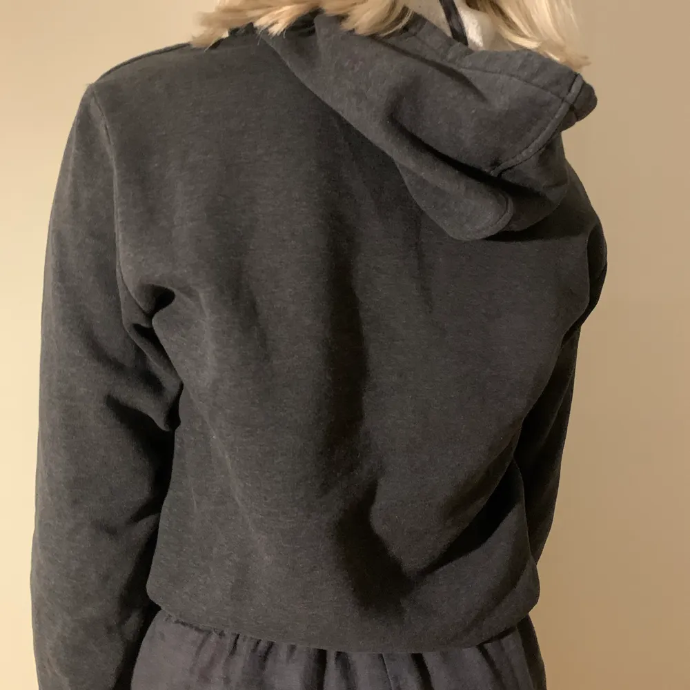 Jätteskön grå puma hoodie, använd men i bra skick! Storlek M men sitter mer som en XS/S.kom med eget pris privat🥳. Tröjor & Koftor.