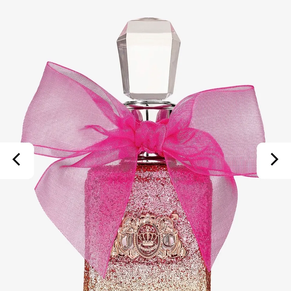 Säljer denna 30ml. parfym från juicy couture. Mer än hälften finns kvar. Nypris ligger runt 600kr. Det svarta visar hur mycket det finns kvar.  beskrivning: Viva La Juicy Rosé är en sensuell och flirting doft från Juicy Couture skapad för den moderna partypinglan som ser världen genom rosa shades. Med den vilda och gnistrande parfymen blir livet rosa, glittrigt och glammig!   Parfymen kombinerar blomstrande noter av ros, pion och jasmin med en saftig kombination av apelsin och päron.   undrar man över något så är det bara att kontakta mig. . Övrigt.