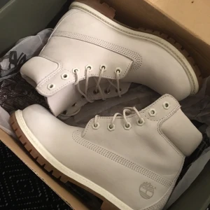 Timberland skor  - Säljer dessa snygga timberlands, fick dessa i julklapp men dem är i fel storlek för mig. Dem är ljusgråa, näst in till vita. Helt och hållet oanvända. Storlek 37 