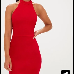 Röd klänning från plt - Röd klänning från prettylittlething med hög hals och öppen rygg man knyter. Väldigt skön men aldrig använd endast testad. Storlek 36 men passar också 38. Frakt ingår i priset