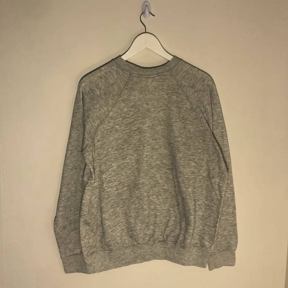 Vintage heather grey sweatshirt från Bassett-Walker. Tröjan är made in USA och är från 90-talet. Har en boxy fit. Storlek XL men passar mindre, be för mått.. Tröjor & Koftor.