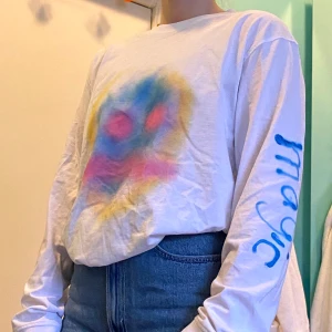 Långärmad Weekday tröja  - Säljer min långärmade tröja från Weekday! Väldigt fin med baggy jeans men har inte använt den så mycket så säljer! Köpt för 150kr. Bra skick! 