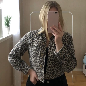 Jeansjacka - Säljer en jättefin jeansjacka i leo! Den är även i väldigt fint skick. Skriv vid intresse💗