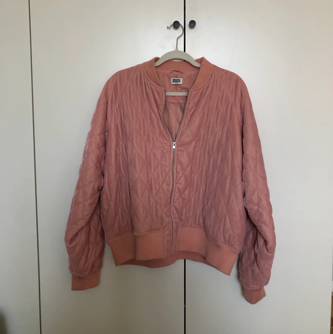 Rosa bomberjacka i sammet