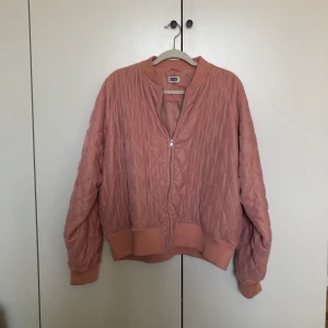 Rosa bomberjacka i sammet - Oversize bomberjacka i rosa sammet. Jättefint skick, knappt använd. Kan mötas upp i Göteborg eller så står köparen för halva frakten