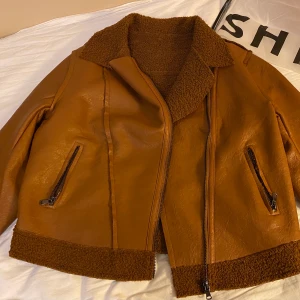 Jacka  - Säljer den här fina jackan i storlek M från Shein. Jag köpte den men tyvärr storleken var väldigt litet för mig så den är helt nya. 🥰🥰