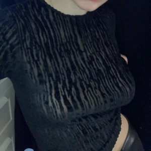 Meshtröja - Sååå cool svart topp i ett randigt mönster. Delvis meshtyg och delvis någon form av sammetstyg. Väldigt bekväm och bra skick. Storlek och märke framgår ej men skulle säga S.