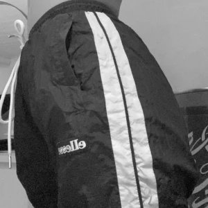 Ellesse byxor  - Så jävla snygga Ellesse byxor som  nu har blivit för korta, köptes för 500kr men säljer för 120 (dom är lite kortare i modellen men nu är dom för små)