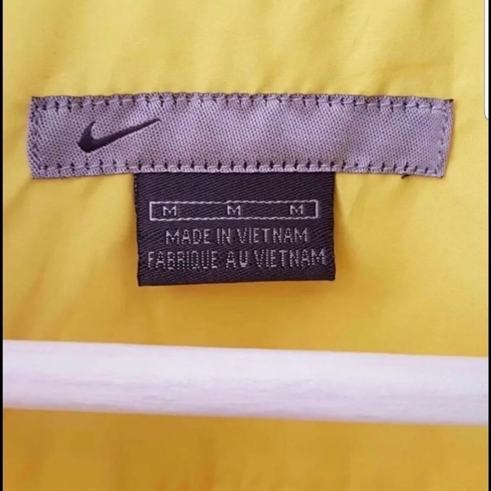 Snygg vintagejacka från Nike i storlek M som är i väldigt fint skick utan några fläckar eller missfärgningar då den knappt använts utan bara förvarats. Jackan har som air-vents i armhålorna vilket får jackan att kännas luftigare och det förebygger även risk för ”svettringar”.. Jackor.