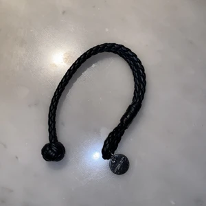 Bottega Veneta armband  - Mycket bra skick, mörkt blått/svart. Orginalpris 1300kr