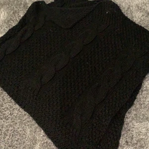 Poncho - Den är väldigt lös, mysig och passar till typ allt.