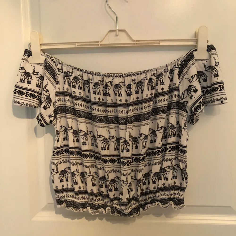 Skitsöt off-shoulder topp från H&M, använd fåtal gånger. Köparen står för frakten OBS finns billigare frakt men paketet är isåfall inte spårbart. Toppar.