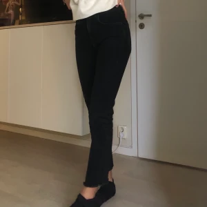 Raka svarta jeans från zara  - Ett par svarta jeans från zara med uppklippt sömn längst ner i storlek XS (jag är ungefär 170cm lång). Mycket bra skick och sitter skönt och snyggt!😆. Buda gärna i kommentarerna!