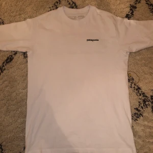 Patagonia t-shirt - Säljer min coola patagonia t-shirt, med ett stort patagoniatryck på ryggen. Använd ett fåtal gånger. Den är storlek S men nästan för stor för mig som i vanliga fall har M. Säljs pga att den inte kommer till användning (Nypris 400) kontakta mig för fler bilder! 