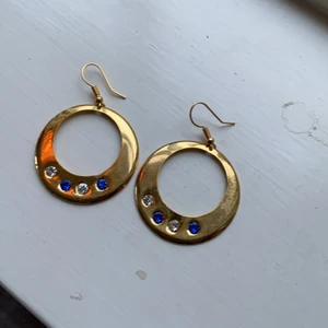 Örhängen - Guldiga örhängen med stenar. Så fina! Köpta vintage 